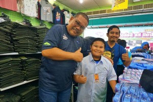 Datuk Hj Muhd Izuddin Bin Hj Mohd Ilias with SK Bandar Sungai Buaya