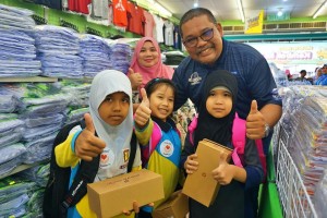 Datuk Hj Muhd Izuddin Bin Hj Mohd Ilias with SK Bandar Sungai Buaya children